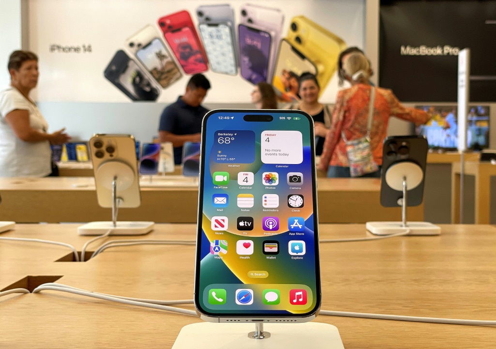 Apple iPhone sales lagged estimates in the recently ended quarter and unconfirmed reports have it that China is stopping government workers from using the handsets