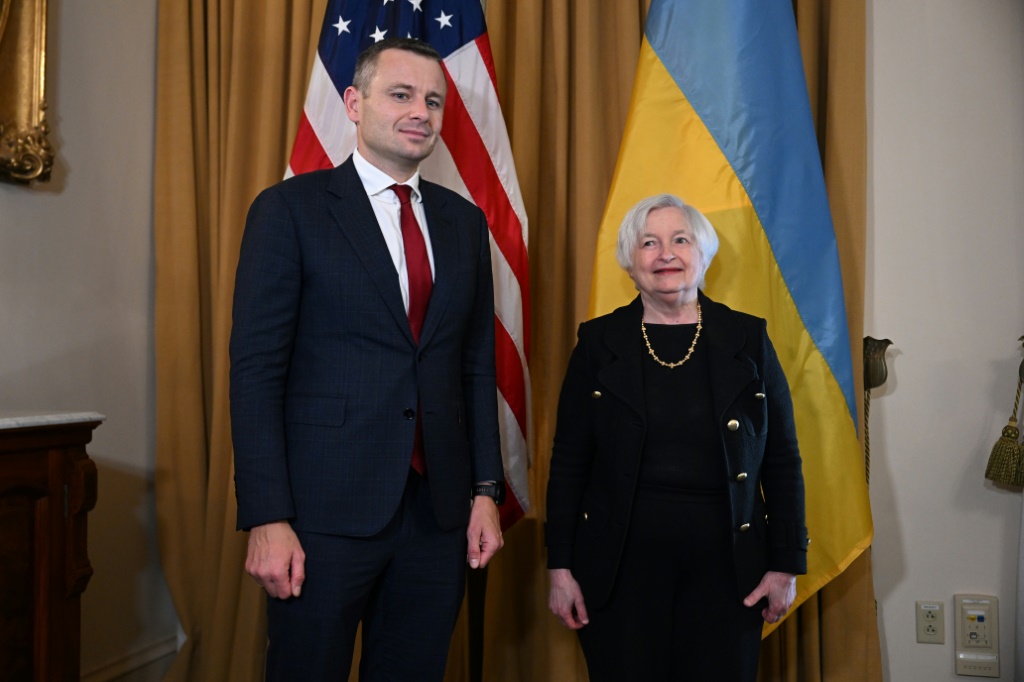 US Treasury Secretary Janet Yellen -- seen here meeting with Ukraine's finance minister -- is seeking to galvanize international support for a price cap on Russian oil exports