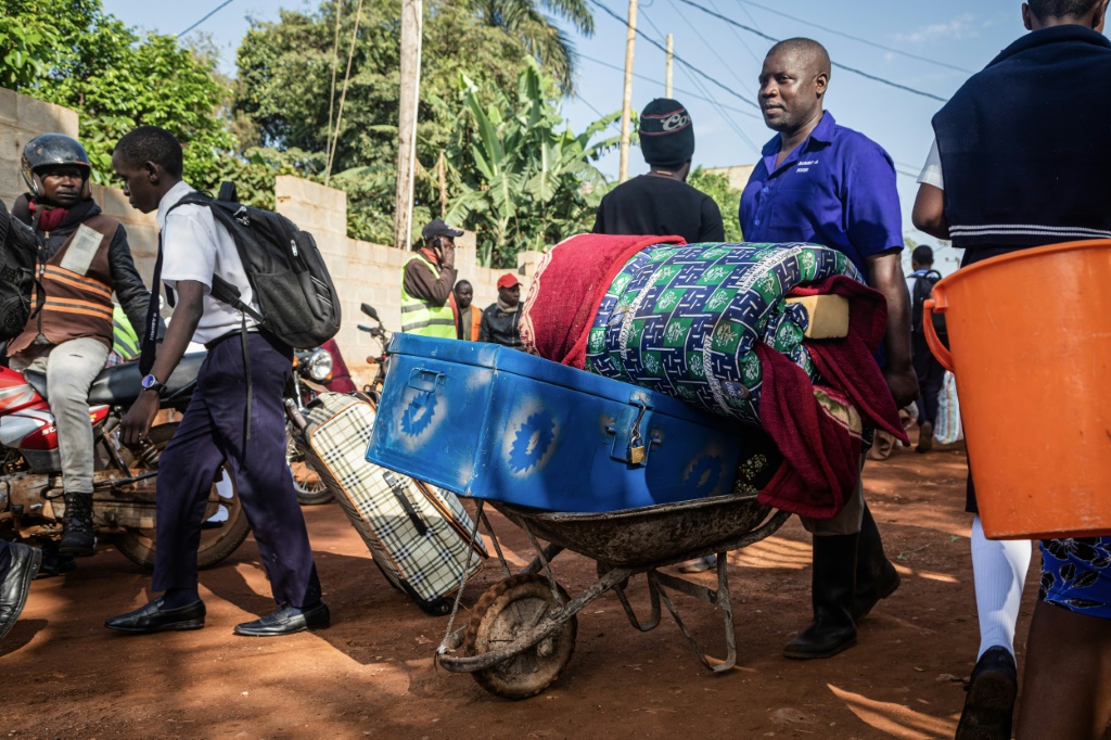 Uganda closes schools to fight Ebola, new cases fall - YEN.COM.GH