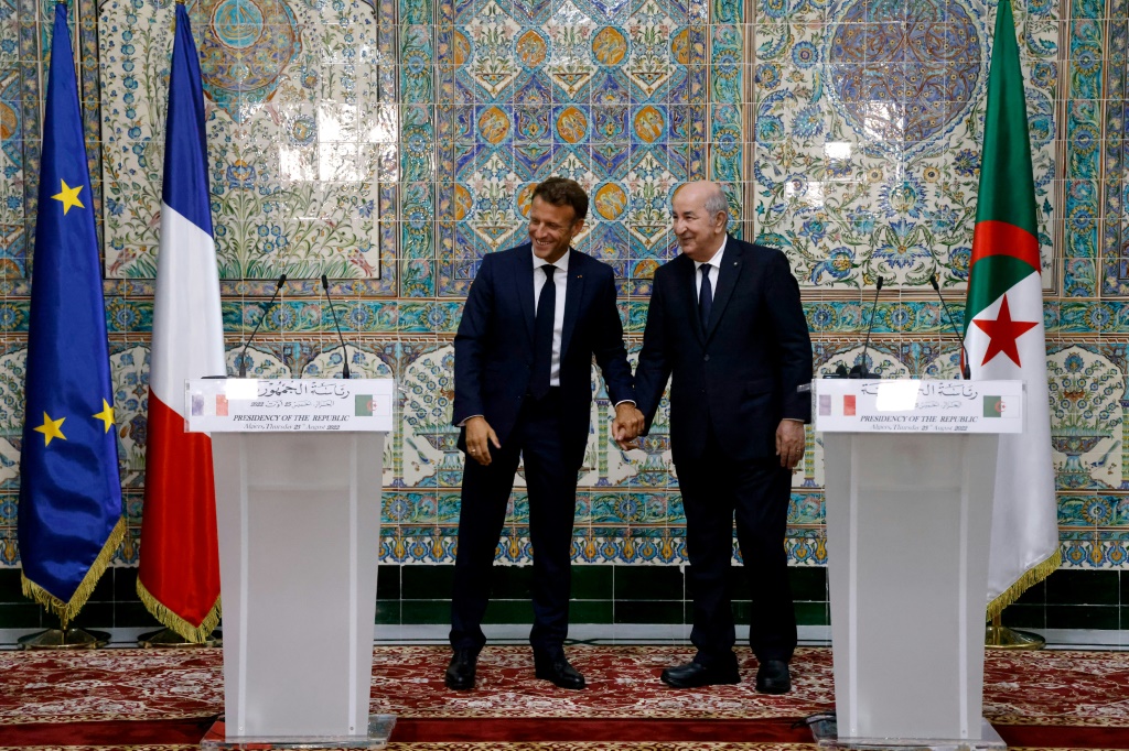 Macron (L), announced a "new page" in ties with Algeria, whose President Abdelmadjid Tebboune (R) is pictured with him at a joint press conference on August 25, 2022