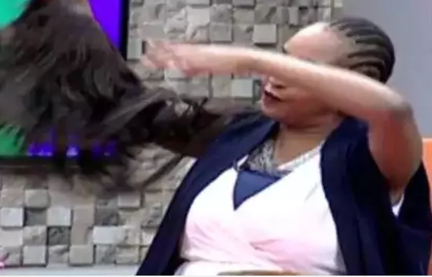 Popular TV presenter removes her wig on air and she looks weird (photos)