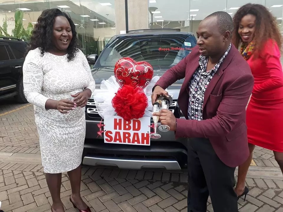 Rich man surprises wife with brand new Range Rover for birthday (photos)
