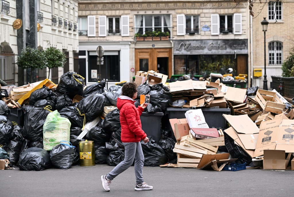 Over 7,000 tonnes of rubbish are estimated to be heaped in Paris' streets