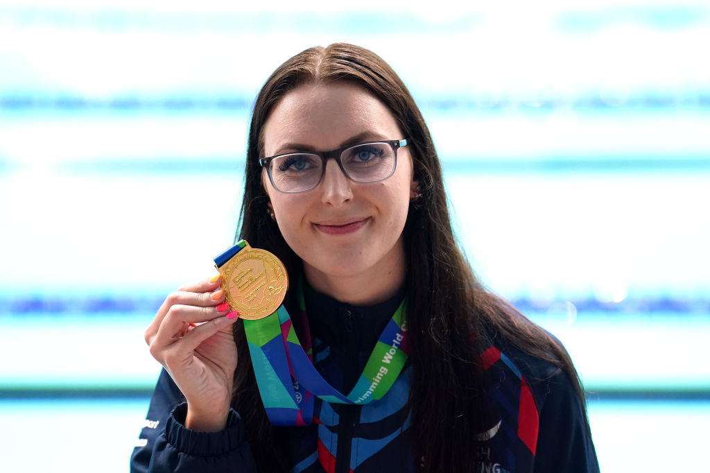 Jessica-Jane Applegate with their gold medal for the Women's 200m Freestyle S14