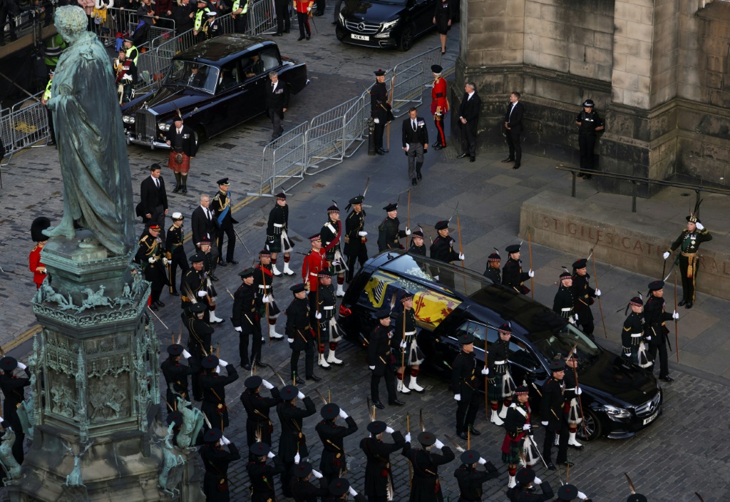 Accompanied by kilted soldiers, the late queen was taken from the royal residence of the Palace of Holyroodhouse where she had rested overnight to St Giles' for a prayer service