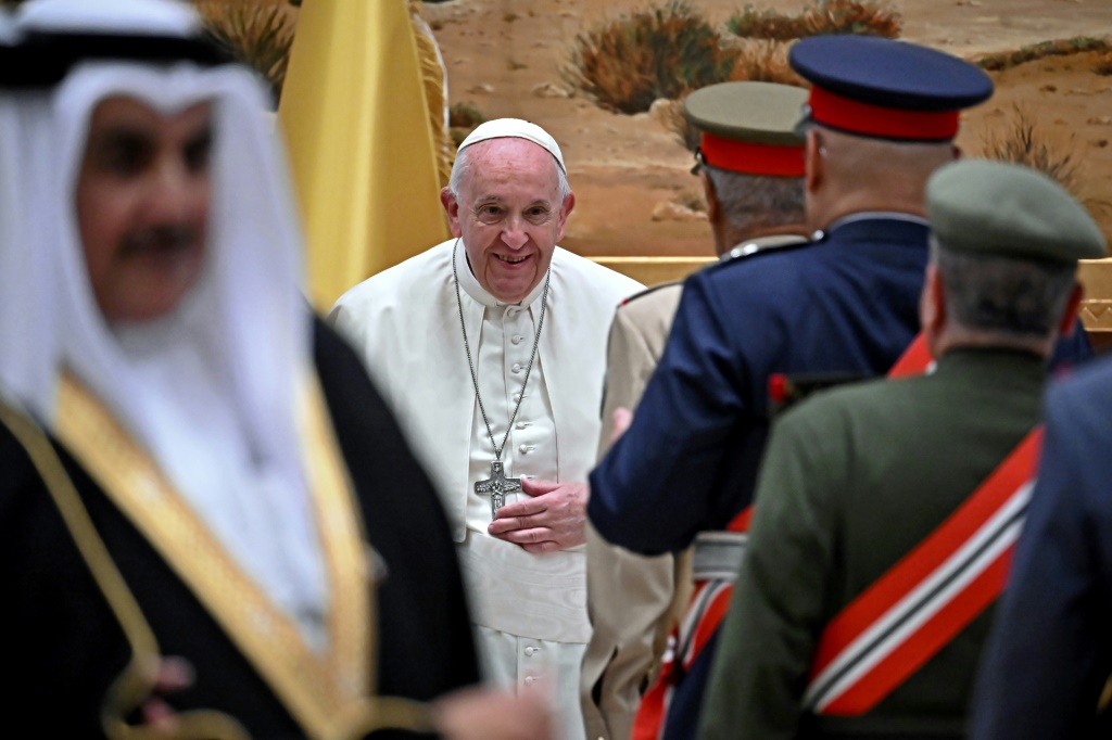 Pope Francis (C) greet dignitaries at the airport in Awali, south of the Bahraini capital Manama