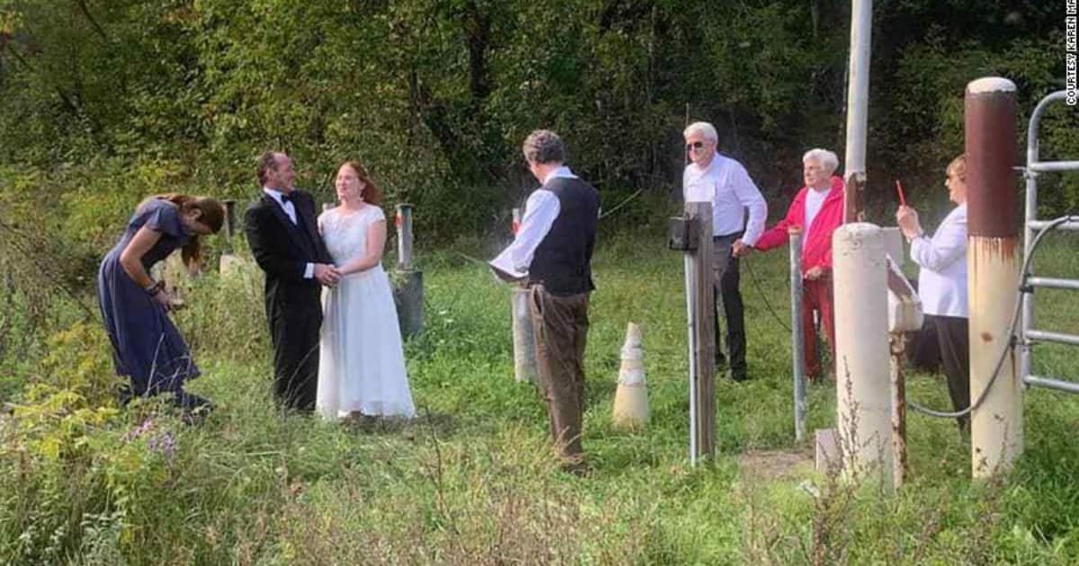 Couple get married at the US-Canada border for bride's parents to witness wedding.