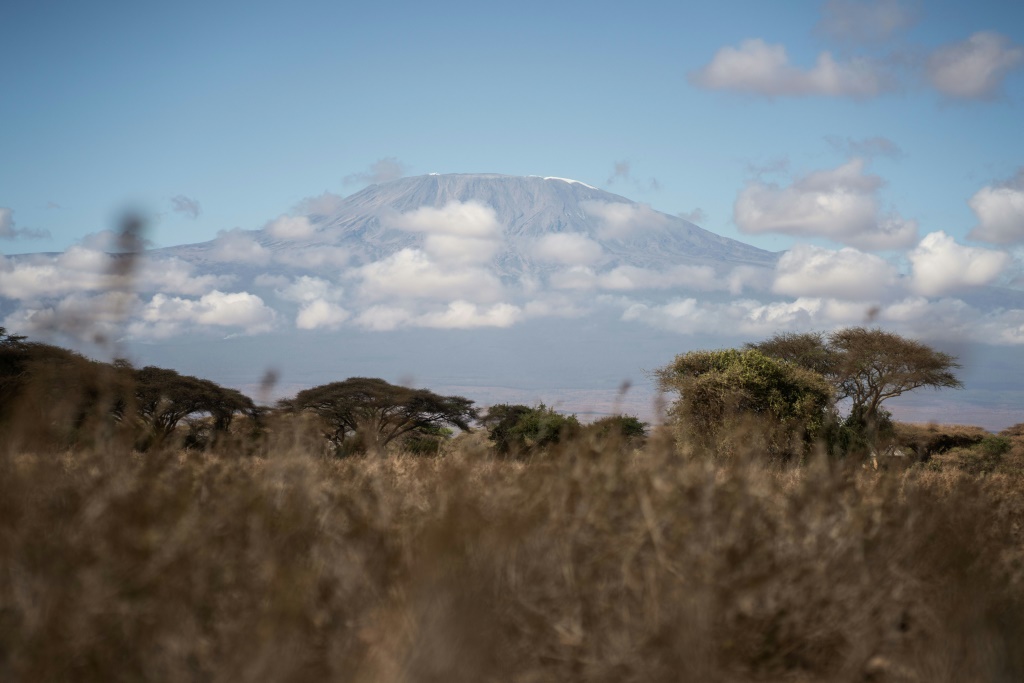 photo d'archives du Kilimandjaro, le 25 septembre 2022. L'incendie qui ravageait ses pentes depuis vendredi a été "maîtrisé", ont indiqué dimanche 23 octobre les tanzaniennes.