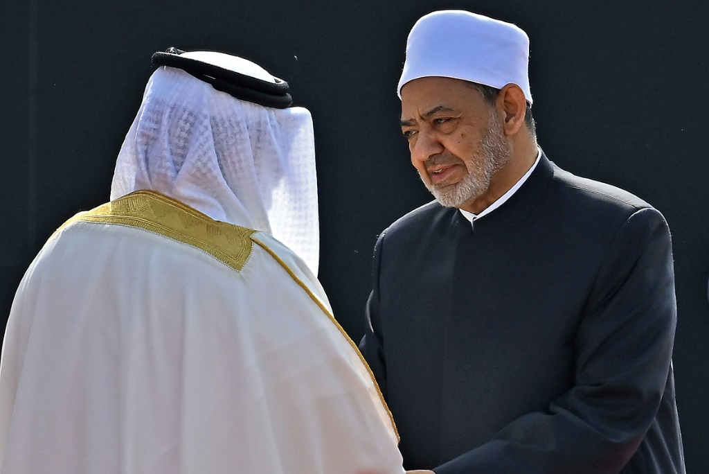 The grand imam of Egypt's Al-Azhar mosque, Sheikh Ahmed al-Tayeb (R), was welcomed by Bahrain's King Hamad bin Isa al-Khalifa (L)