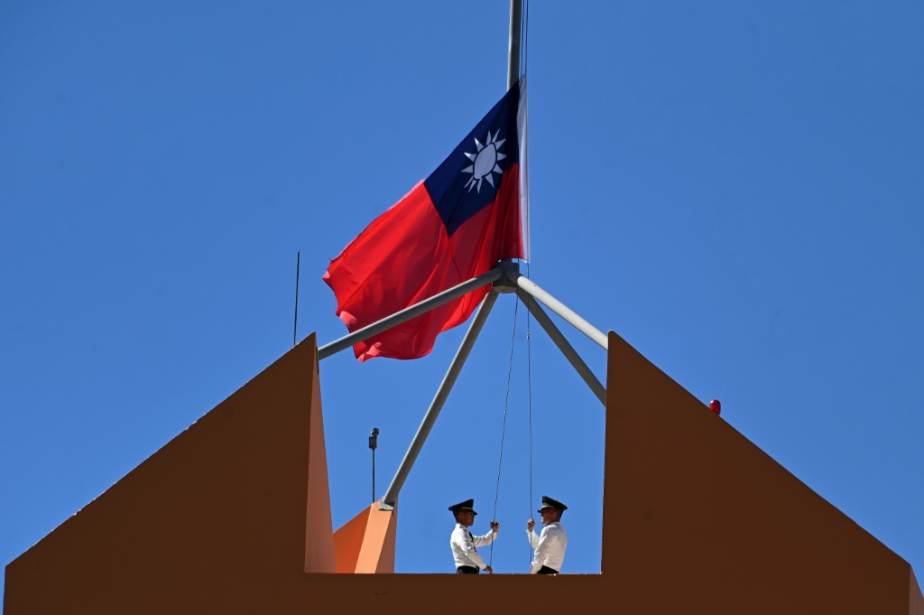 Taiwan's marine corps personnel lowered the island's flag from the roof of Taiwan's embassy in Tegucigalpa on March 26, 2023, as China and Honduras began formal diplomatic relations