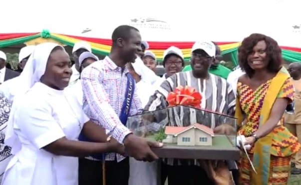 Bawumia hands over 3-bedroom house worth GHc180,000 to 2019’s most outstanding teacher
