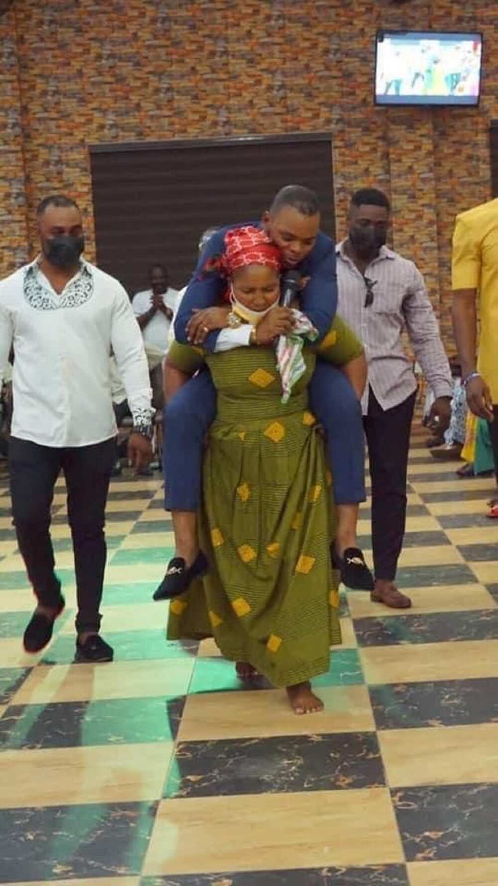 Woman carries Obinim at the back during deliverance from waist pain (photos)