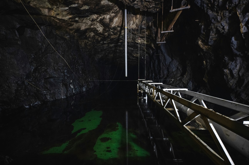 Originally dug out in the early 1970s, the three caverns with a combined volume of 300,000 cubic metres served as an oil storage until the site was abandoned in 1985