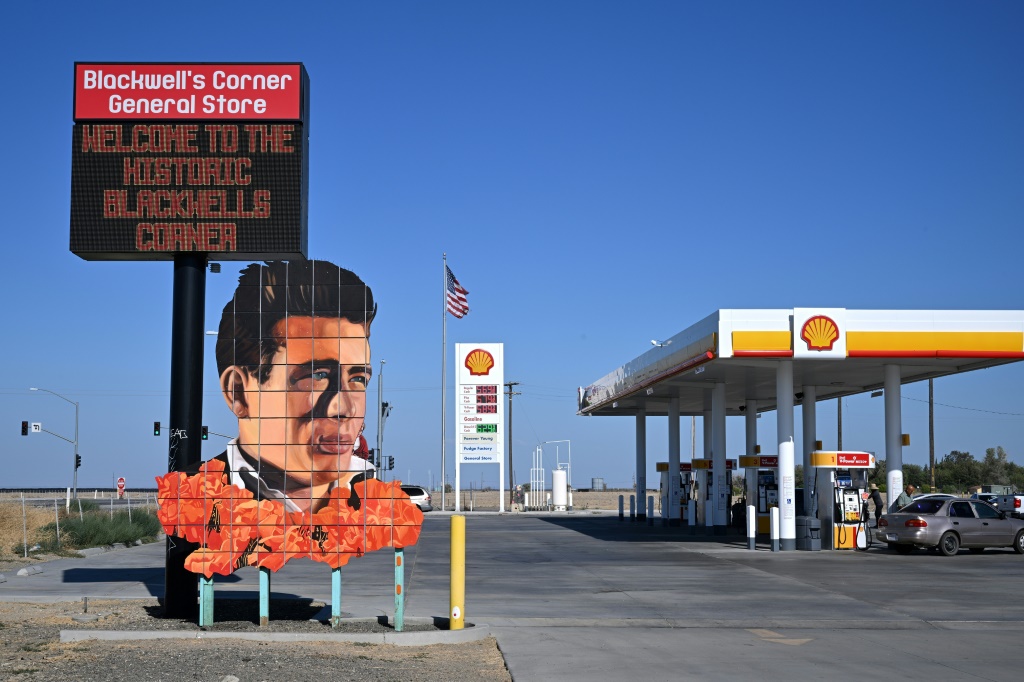 Blackwell's Corner petrol station in Lost Hills, California pays hommage to a famous patron: James Dean