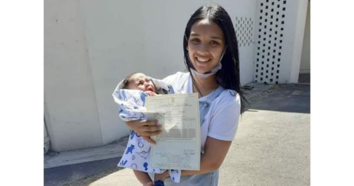 Young momma bags degree, social media, inspires