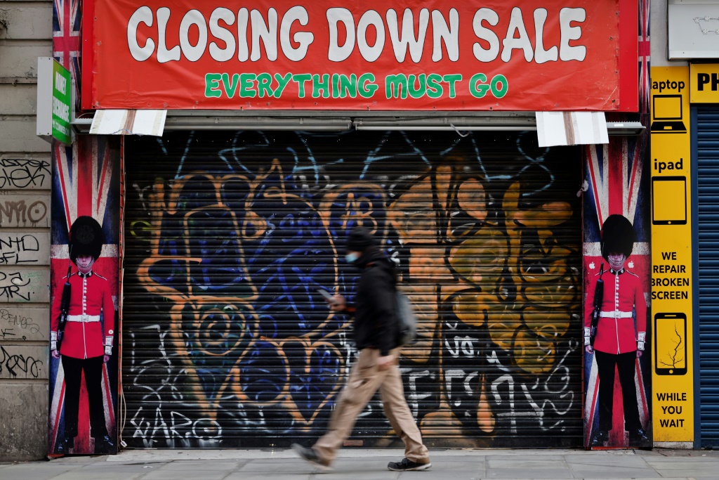 In recent years it has been dominated by chain stores, souvenir and candy shops, while many big name retailers have closed