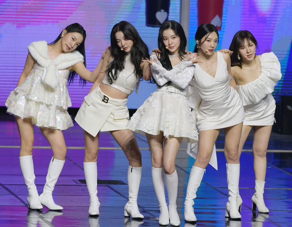 Red Velvet performs during in all white attire during an award ceremony
