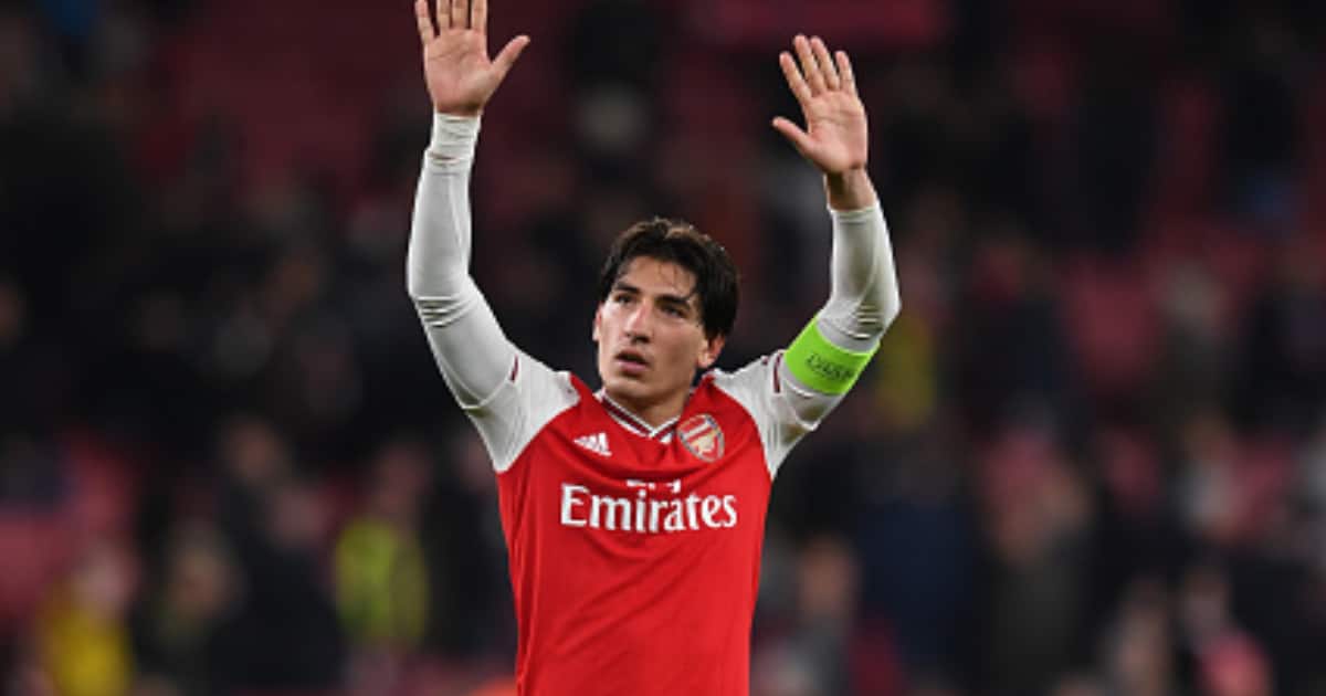 Hector Bellerin waves to fans during a past Arsenal match. Photo: Getty Images.
