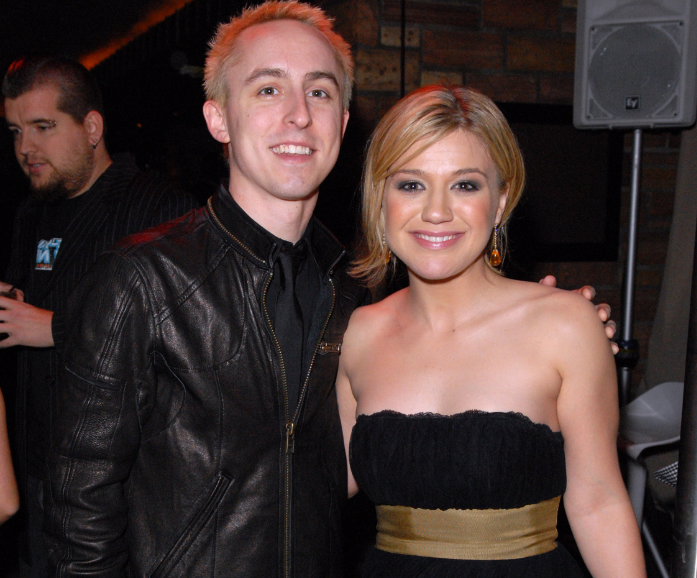 Is Kelly Clarkson in a relationship