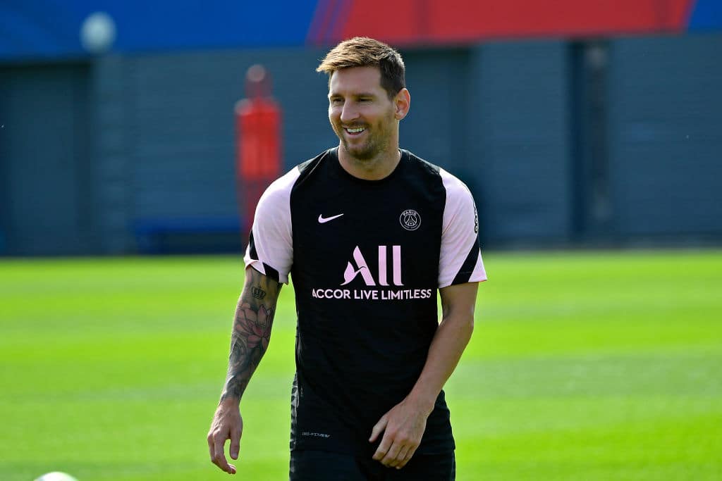 Lionel Messi shows incredible dribbling skills during PSG training session