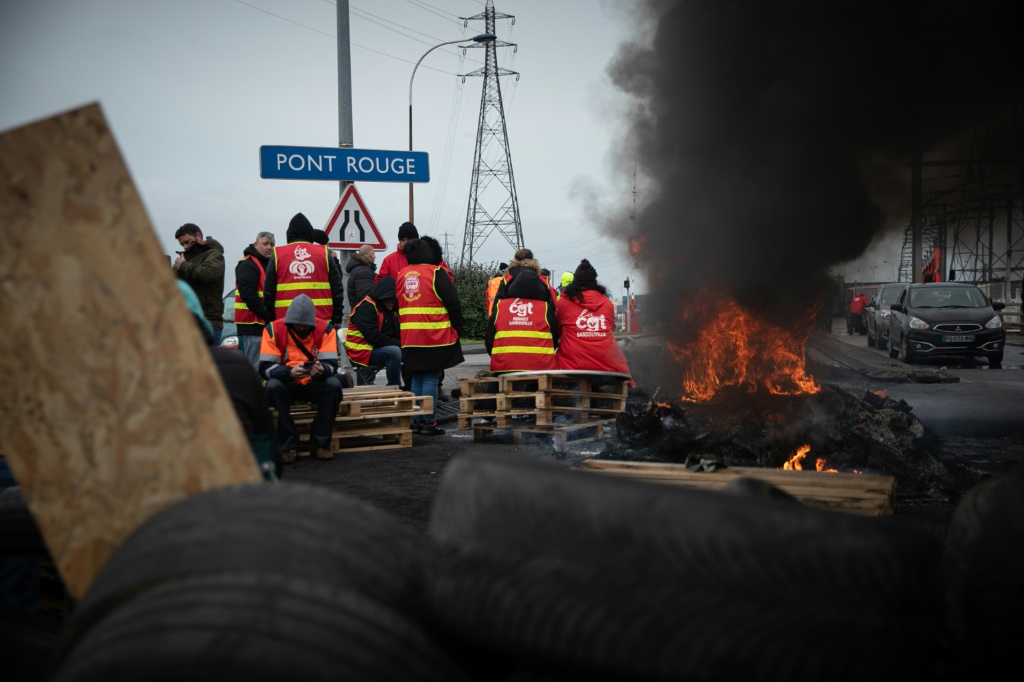 Dockers in Le Havre blocked access to the port