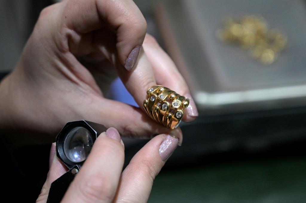 An appraiser examines a gold ring at a jewelry exchange in Buenos Aires