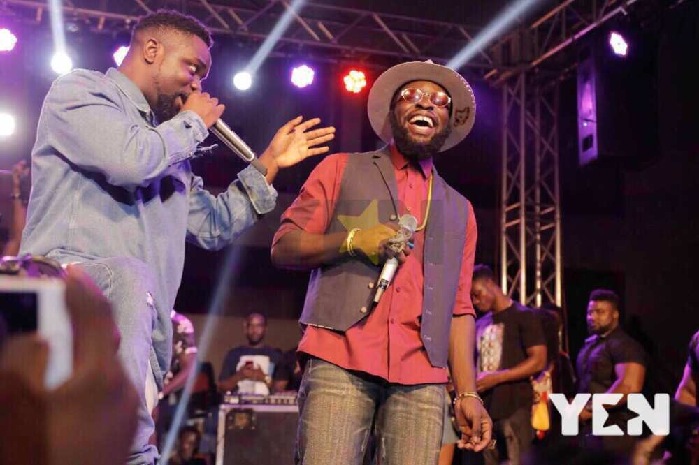 "Beef over!" as Sarkodie pops up at Manifest's show