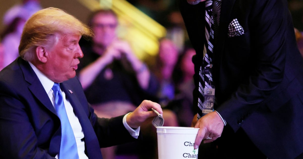 Donald Trump attends church service, puts handful of cash in donation basket