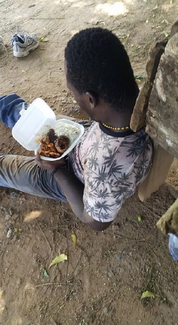 The young man with the food provided by the good samaritan / Facebook (Nyameba Edem Yevutsey)