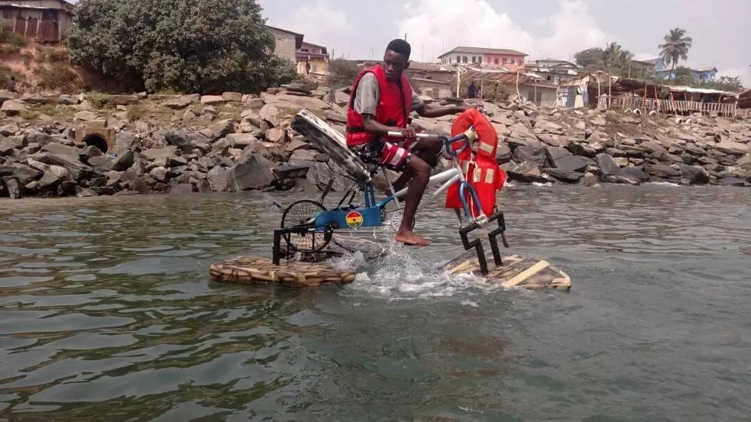 Young Ghanaian inventor who created a bicycle made for water tests his invention on the sea and YEN.com.gh has pictures
