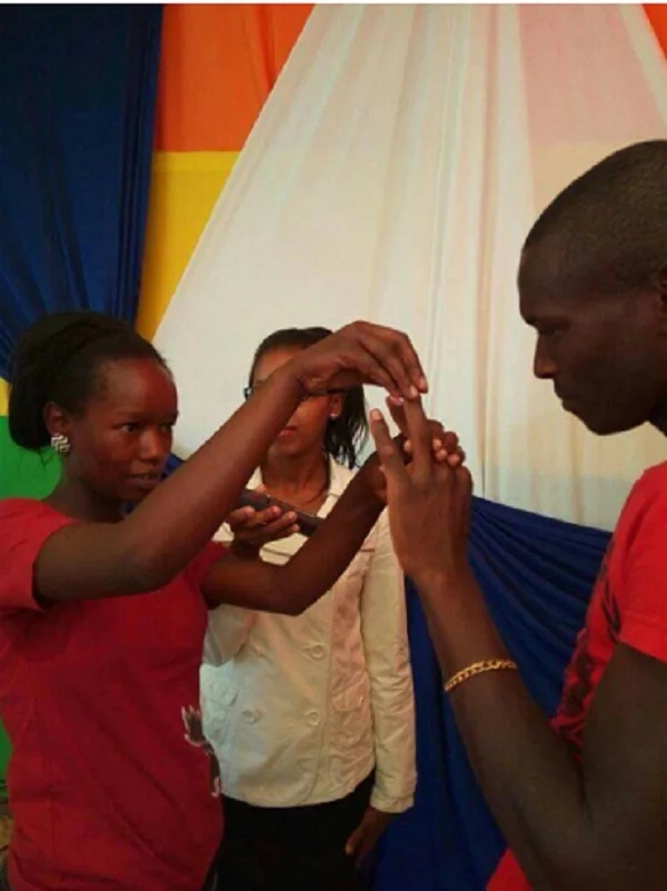 Photo: Couple weds in simple ceremony, wearing on T-shirts