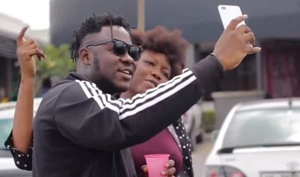 Medikal captured in a latest video 'blowing' huge cash with 6 Facebook fans at Achimota Mall