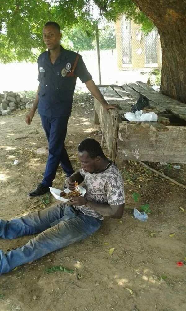 The policeman helping the young man / Facebook (Nyameba Edem Yevutsey)