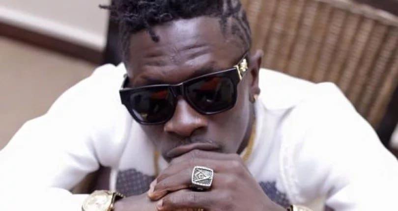 Shatta Wale makes “weird” requests while smoking some ‘rolls’ and it’s scary