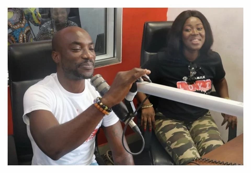 Kwabena Kwabena gives his manager, Fremar Ashkar the ‘biggest’ Valentine gift ever; a tattoo on his body to honour her