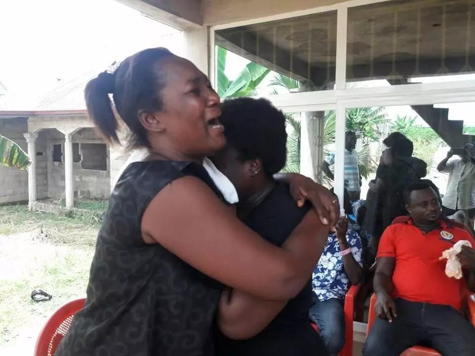Photos of actress Maame Serwaa breaks down in tears as she mourns her mum