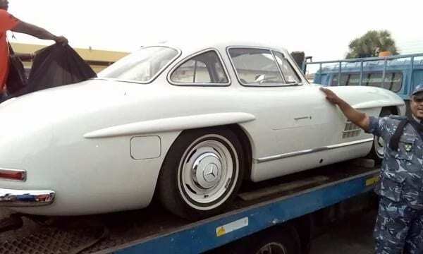 A side view of the Mercedes Benz 300 SL