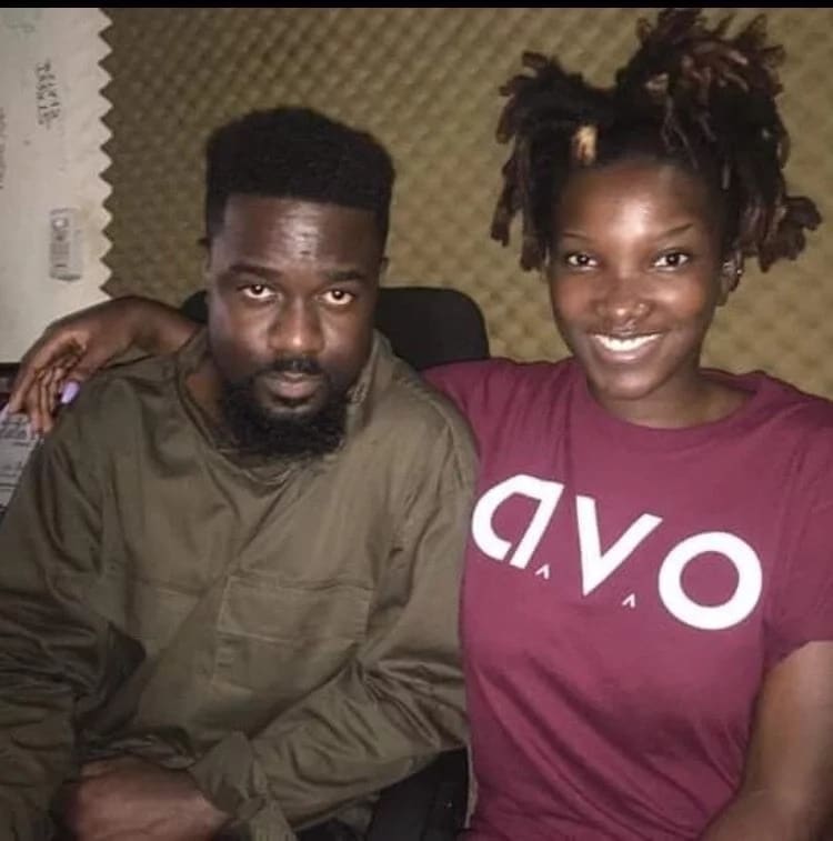 Ebony strikes a ‘confidence’ pose with Sarkodie in new photo