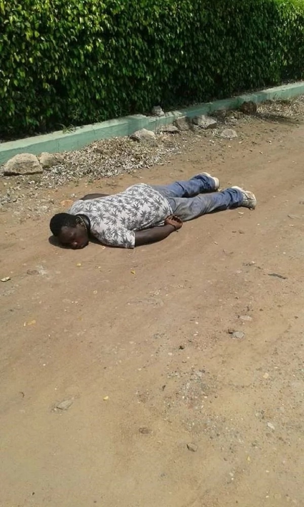 The starving young man lying face down in the middle of the road / Facebook (Nyameba Edem Yevutsey)