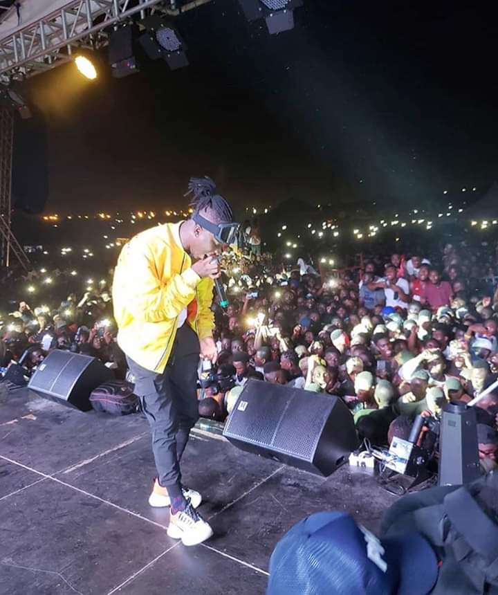 Stonebwoy: Musician Fixes wig of Female fan After Someone Pulled it off; She can’t keep calm in Video
