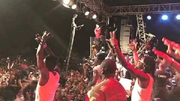 Video: Shatta Wale fulfils his promise; joins Stonebwoy on stage to perform at concert