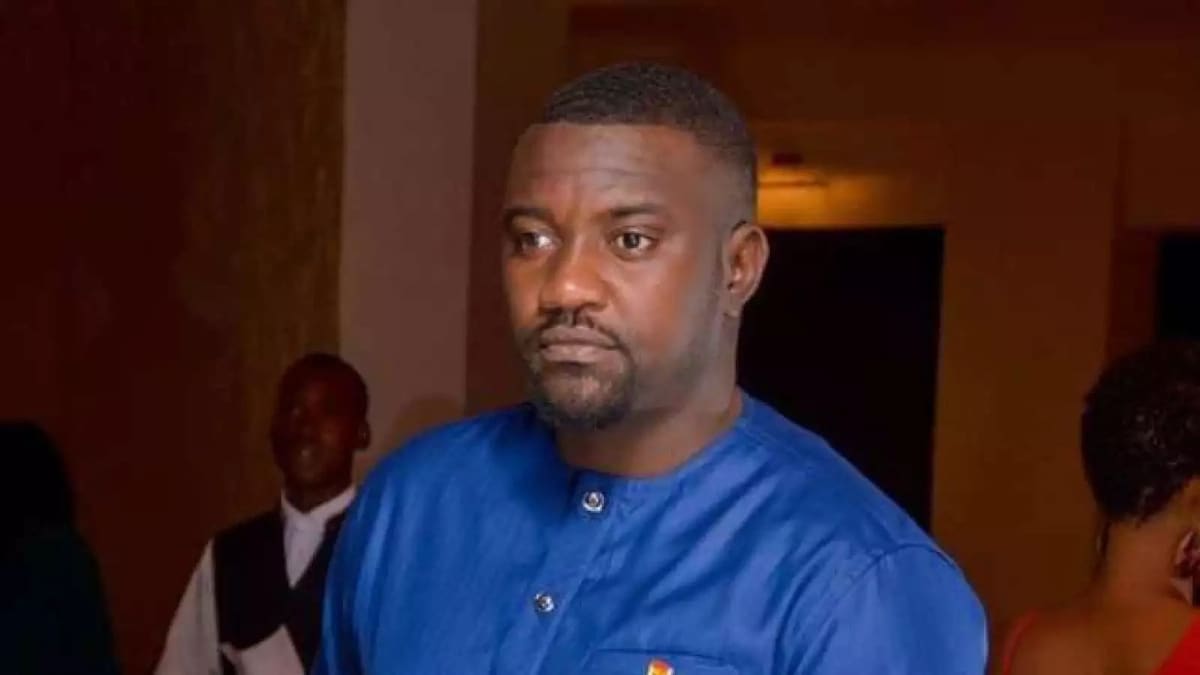 Dumelo feeds prisoners weeding in Accra; lovely photos drop