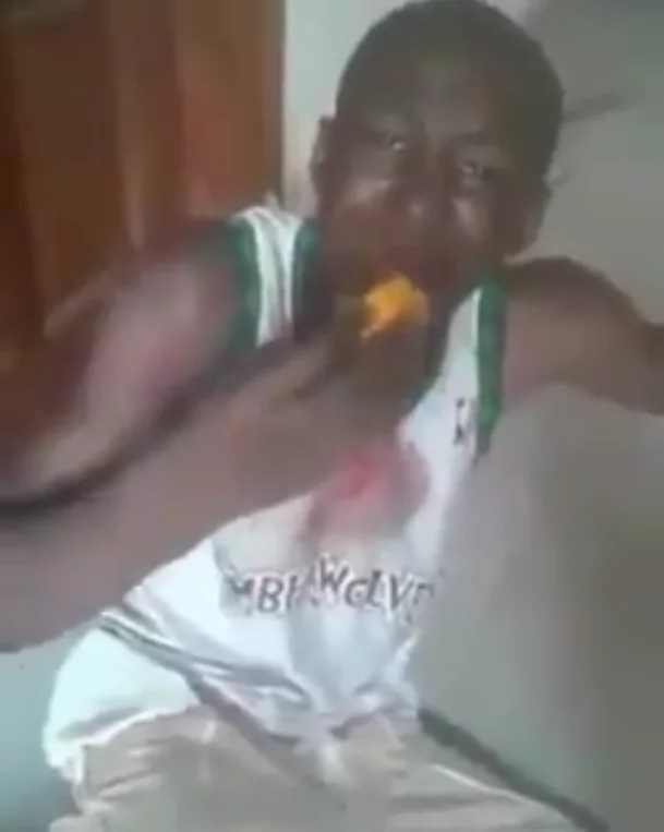 Thief forced to eat hot pepper instead being beaten up