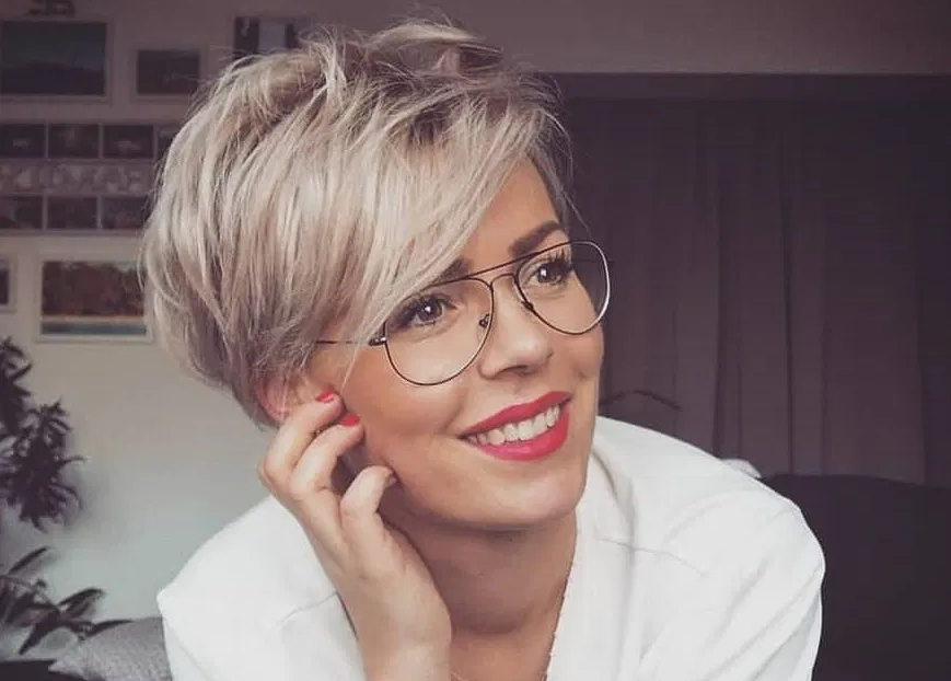 hairstyles for over 50 with glasses