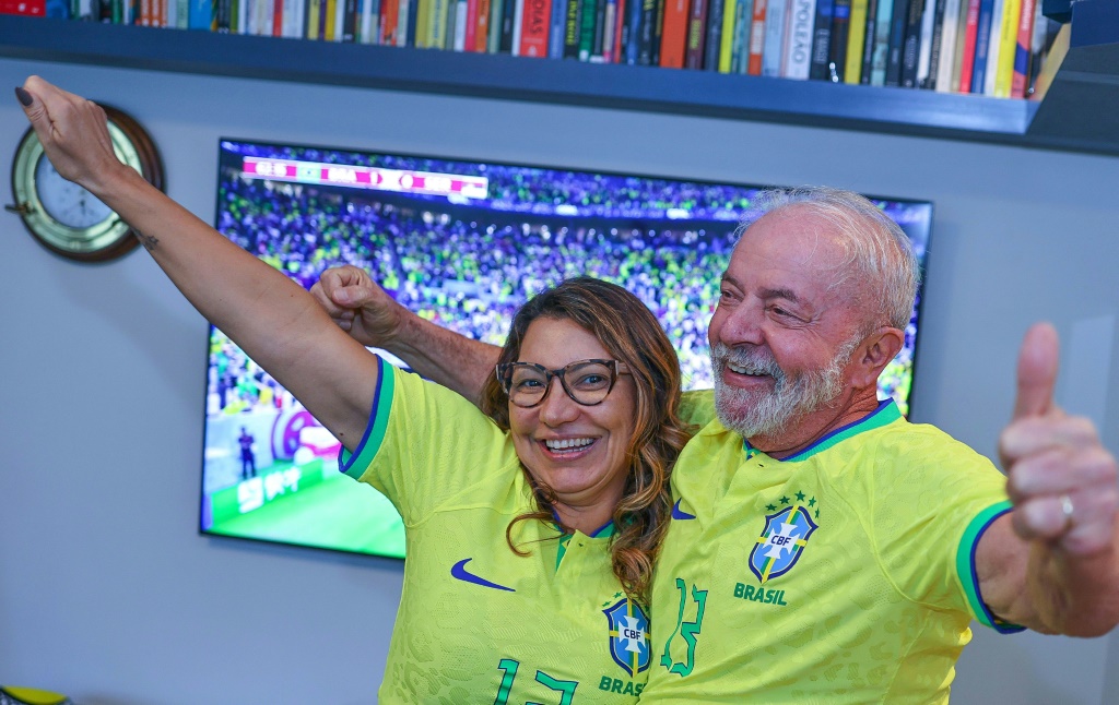 This handout picture released by the Transition Government Press Office shows Brazilian President-elect Luiz Inacio Lula da Silva and his wife, Rosangela da Silva, watching the 2022 World Cup football match against Serbia November 24, 2022