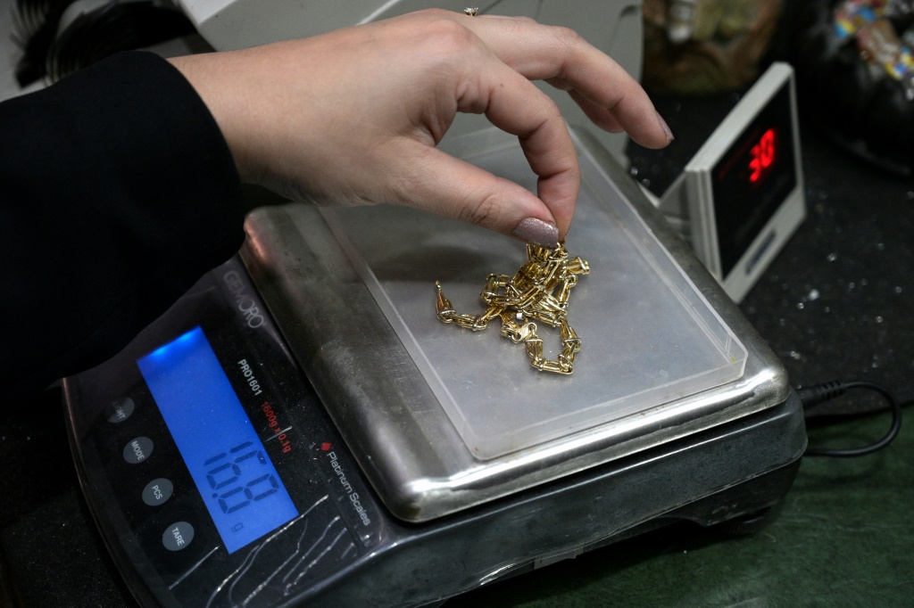 An appraiser weighs gold jewelry in Buenos Aires