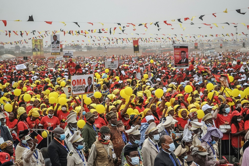 Thousands of MPLA supporters gathered in Camama, outside Luanda, for the opening campaign rally