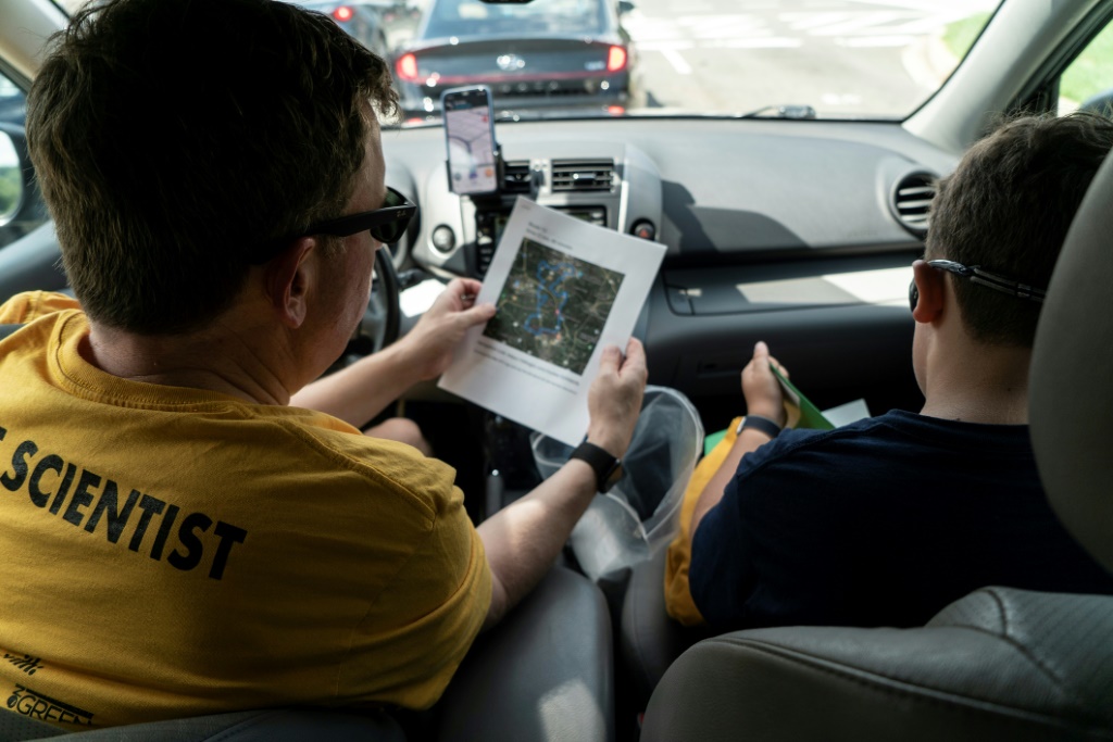 Jonathan Mullinix and his 10-year-old son take part in an urban heat mapping project
