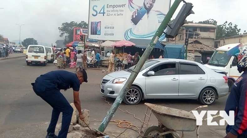 Simon Agbeko Ekpeagba: Police officer repairs broken down traffic light after helping disabled