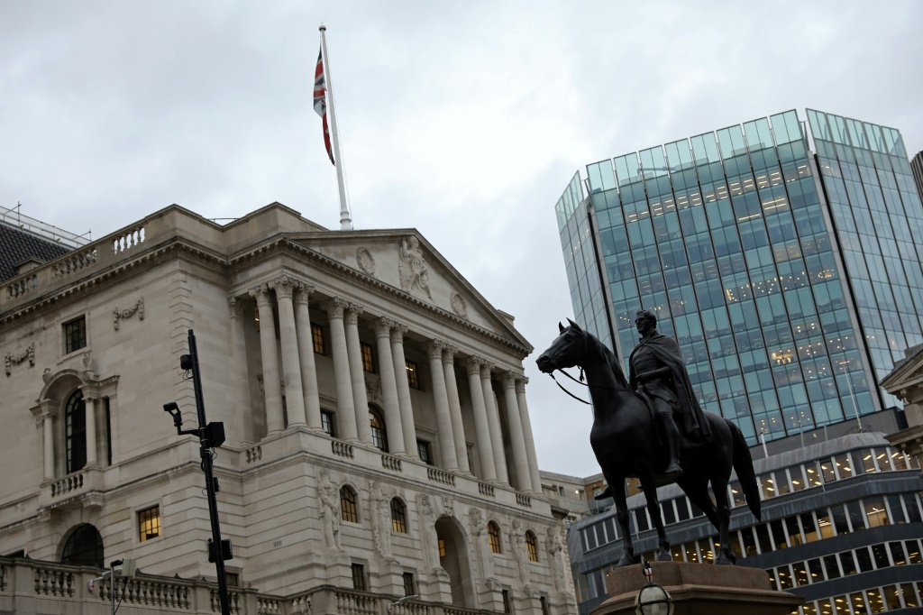 The Bank of England said it expects the UK economy to contract 0.1 percent in the fourth quarter